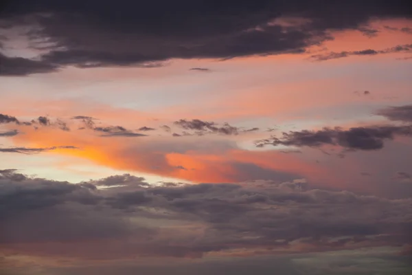 dramatik gökyüzü günbatımı üzerinde