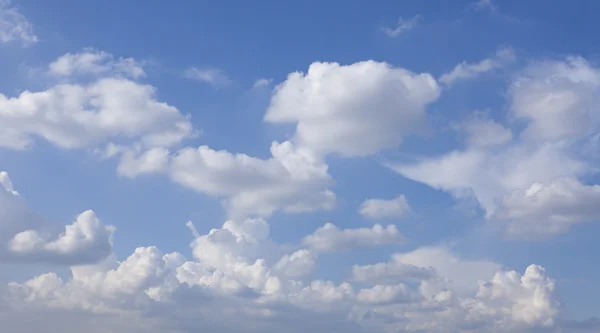 Mavi gökyüzünde beyaz kabarık bulutlar