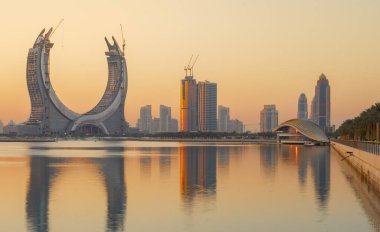Lusail, Katar - 19 Ekim 2021: Birçok gökdelenle birlikte yeni gelişen güzel şehir, gündoğumunda çekildi