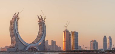 Lusail, Katar - 19 Ekim 2021: Birçok gökdelenle birlikte yeni gelişen güzel şehir, gündoğumunda çekildi