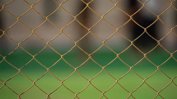 关闭足球场的旧铁链围栏 选择性焦点 — 图库照片