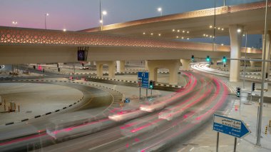 Doha, Katar. Yeni Duhail kavşağı otoyolu projesi. Gece boyunca uzun pozlu çekimler..