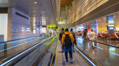 DOHA, Katar - 16 Kasım 2021: Covid döneminde Hamad Uluslararası Havalimanı transit Terminali 'nde çok sayıda yolcu.