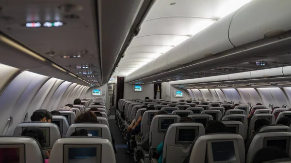 Yolcu Koltuğu Koltuklarda Oturan Yolcuların Olduğu Uçağın Içi Arka Planda — Stok fotoğraf