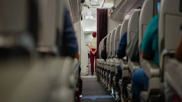 Siedzenie Pasażera Wnętrze Samolotu Pasażerami Siedzącymi Siedzeniach Stewardesą Chodzącą Nawą — Zdjęcie stockowe