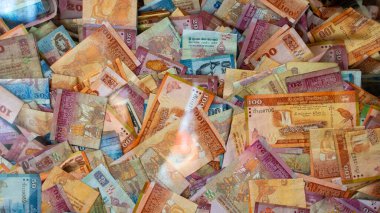 Cam bir kutuda birden fazla Srilankan notu