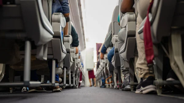 Utasülés Repülőgép Belseje Amelyen Utasok Üléseken Ülnek Légikísérő Háttérben Sétál — Stock Fotó
