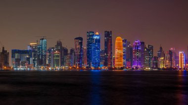 Doha, Qatar- 14 Aralık 2021: Doha Corniche 'nin gece manzarası ve fanar inşaatı.
