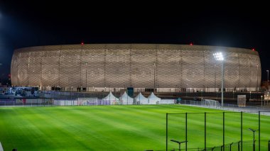 Doha, Katar - 12 Aralık 2021: 2021 Dünya Kupası Stadyumu, thumama Stadyumu. Gece çekimleri.