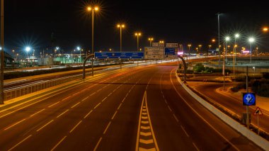 Doha, Katar - 12 Aralık 2021: Katar karayolu, gece boyunca uzun süre açık alanlarla çekilen çok sayıda ışık yolu.