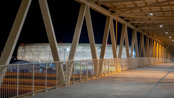 卡塔尔多哈 2021年12月12日 2021年世界杯体育场之一 Thumama体育场的人行桥 夜间射击 — 图库照片
