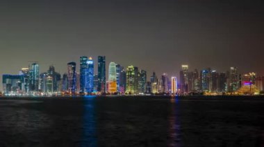 Akşam saatlerinde Doha şehir merkezinin ufuk çizgisi, Katar. Seçici odak