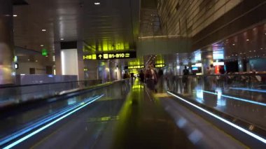 DOHA, Katar - 16 Kasım 2021: Covid döneminde birçok Gezgin maskelerle birlikte Hamad Uluslararası Havaalanı Terminalinde.