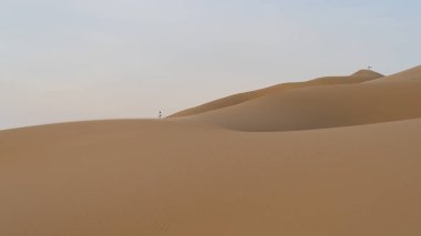 Katar 'daki Dukhan kum tepeciğinin manzarası. Seçici odak