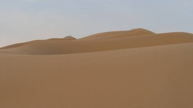 Katar 'daki Dukhan kum tepeciğinin manzarası. Seçici odak