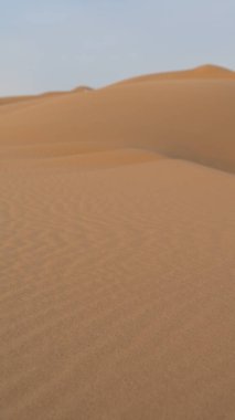 Katar 'daki Dukhan kum tepeciğinin manzarası. Seçici odak