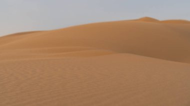 Katar 'daki Dukhan kum tepeciğinin manzarası. Seçici odak