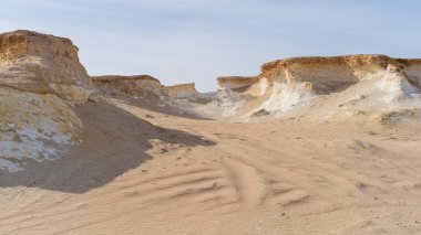 Zekreet Çölü 'nde birçok kireçtaşı kayası ile doğal manzara. Rüzgâr erozyonundan dolayı farklı şekillerde oluşmuş..