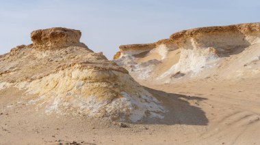 Zekreet Çölü 'nde birçok kireçtaşı kayası ile doğal manzara. Rüzgâr erozyonundan dolayı farklı şekillerde oluşmuş..