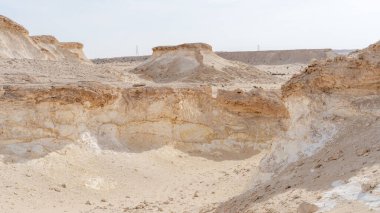 Zekreet Çölü 'nde birçok kireçtaşı kayası ile doğal manzara. Rüzgâr erozyonundan dolayı farklı şekillerde oluşmuş..