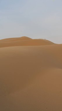 Katar 'daki Dukhan kum tepeciğinin manzarası. Seçici odak