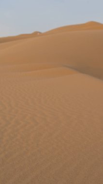 Katar 'daki Dukhan kum tepeciğinin manzarası. Seçici odak