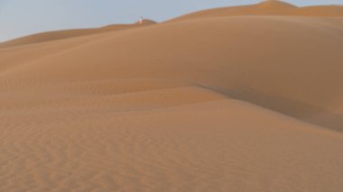 Katar 'daki Dukhan kum tepeciğinin manzarası. Seçici odak