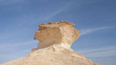 Zekreet, Katar - 12 Aralık 2021 Zekreet Çölü 'nde mantar şekilli kireç taşı kayaları.