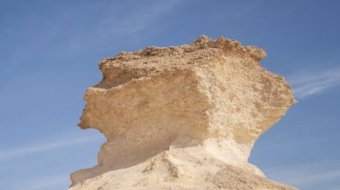 Zekreet, Katar - 12 Aralık 2021 Zekreet Çölü 'nde mantar şekilli kireç taşı kayaları.