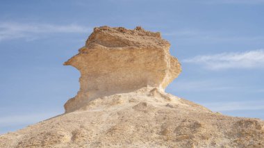 Zekreet, Katar - 12 Aralık 2021 Zekreet Çölü 'nde mantar şekilli kireç taşı kayaları.