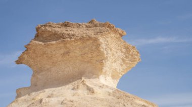 Zekreet, Katar - 12 Aralık 2021 Zekreet Çölü 'nde mantar şekilli kireç taşı kayaları.