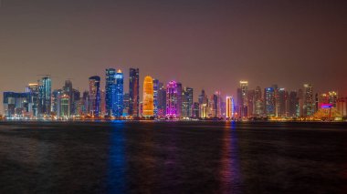 Doha, Qatar- 14 Aralık 2021: Doha Corniche 'nin gece manzarası ve fanar inşaatı.