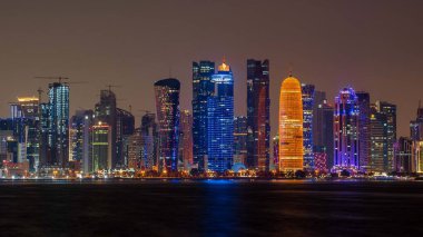 Doha, Qatar- 14 Aralık 2021: Doha 'nın gece gökyüzü manzarası, gece uzun süre çekilen görüntüsü.