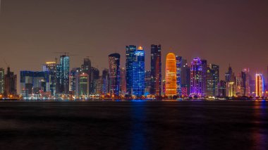 Doha, Qatar- 14 Aralık 2021: Doha 'nın gece gökyüzü manzarası, gece uzun süre çekilen görüntüsü.