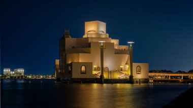 Doha, Katar - 14 Aralık 2021: Geceleyin Katar Müzesi, geceleri sıcak ve uzun pozlama.