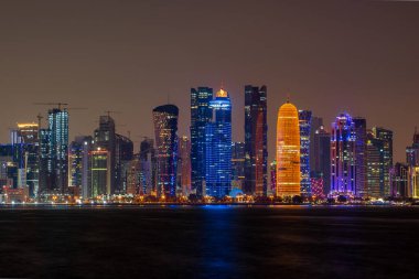 Doha, Qatar- 14 Aralık 2021: Doha 'nın gece gökyüzü manzarası, gece uzun süre çekilen görüntüsü.