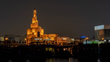 Doha, Qatar- 14 Aralık 2021: Doha Corniche 'nin gece manzarası ve fanar inşaatı.