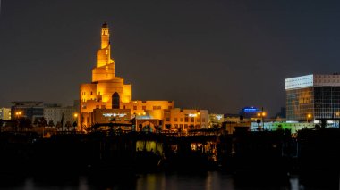 Doha, Qatar- 14 Aralık 2021: Doha Corniche 'nin gece manzarası ve fanar inşaatı.