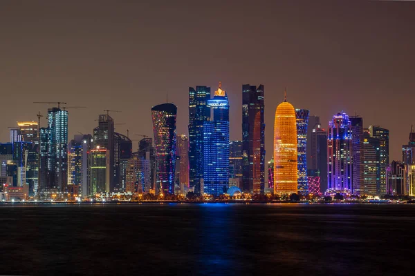 Doha Qatar Dezembro 2021 Visão Horizonte Doha Durante Noite Filmado — Fotografia de Stock