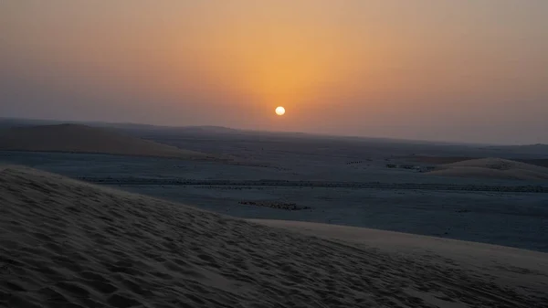 Ένα Όμορφο Βραδινό Ηλιοβασίλεμα Στο Τραγούδι Αμμόλοφος Στο Qatar — Φωτογραφία Αρχείου