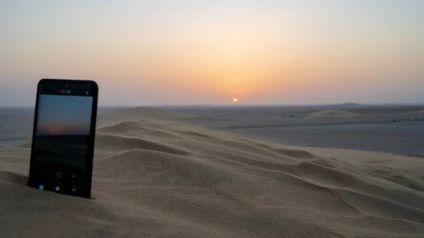 Nahrávání Západu Slunce Přes Mobil Při Zpěvu Písečné Duny Kataru — Stock fotografie