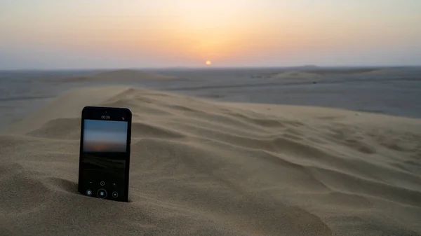 Nahrávání Západu Slunce Přes Mobil Při Zpěvu Písečné Duny Kataru — Stock fotografie