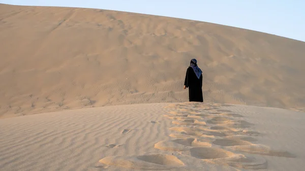 Una Donna Che Canta Dune Sabbia Qatar — Foto Stock