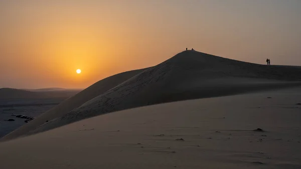 Ένα Όμορφο Βραδινό Ηλιοβασίλεμα Στο Τραγούδι Αμμόλοφος Στο Qatar — Φωτογραφία Αρχείου