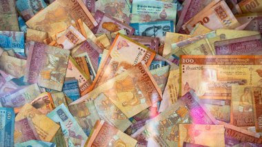 Cam bir kutuda birden fazla Srilankan notu