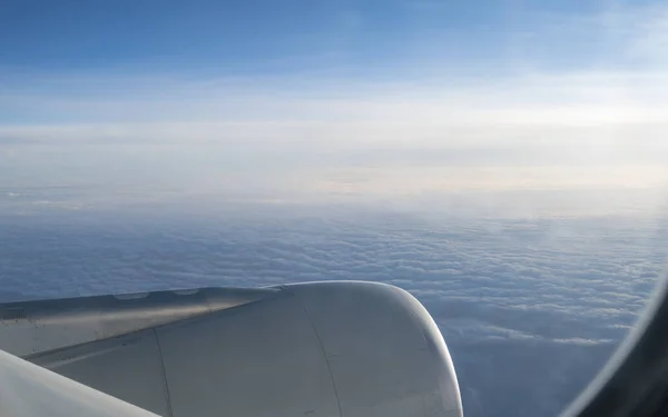 Vista Uma Janela Avião Com Muitas Nuvens Fundo — Fotografia de Stock