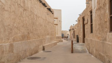 Wakrah, Katar - 21 Ocak 2022: Wakrah souq 'daki eski binalar (Geleneksel Pazar)).