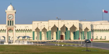 Doha, Katar - 22 Kasım 2021: Amiri diwan kompleksi ve eski saat kulesi