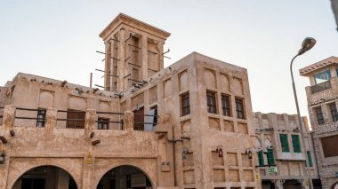 Geleneksel Arap binası, Katar 'ın Doha kentinin geleneksel pazarında geleneksel Arap tarzı ile süslenmiş ahşap ve çamurdan yapılmıştır..