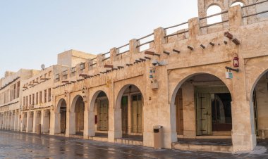 Geleneksel Arap binası, Katar 'ın Doha kentinin geleneksel pazarında geleneksel Arap tarzı ile süslenmiş ahşap ve çamurdan yapılmıştır..